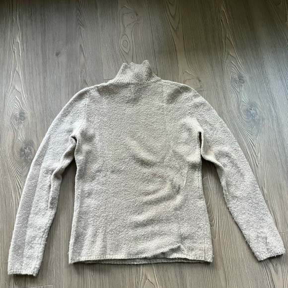 Gucci grey turtleneck 80% cashmere/ 20% nylon, see pics. Super warm and cozy! - Picture 4 of 8